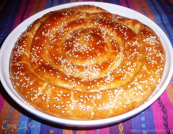 Пирог Улитка из слоеного теста с сыром и зеленью
