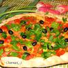 Пицца с ветчиной, томатами, сыром и оливками