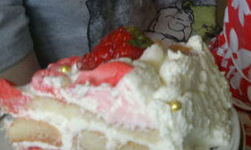 Торт «Нежный» с крем-чизом и клубникой