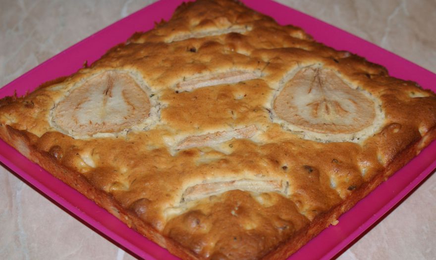 Грушевый пирог с мятой и фундуком