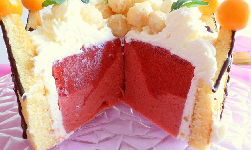 Торт "Корона" с клубничным желе-муссом и кремом из взбитых сливок