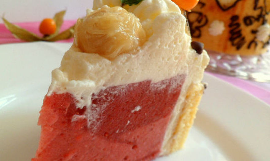 Торт "Корона" с клубничным желе-муссом и кремом из взбитых сливок