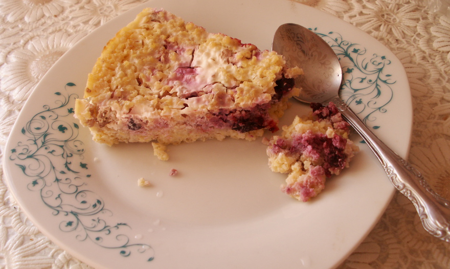 Запеканка из пшенки с ягодами и орехами