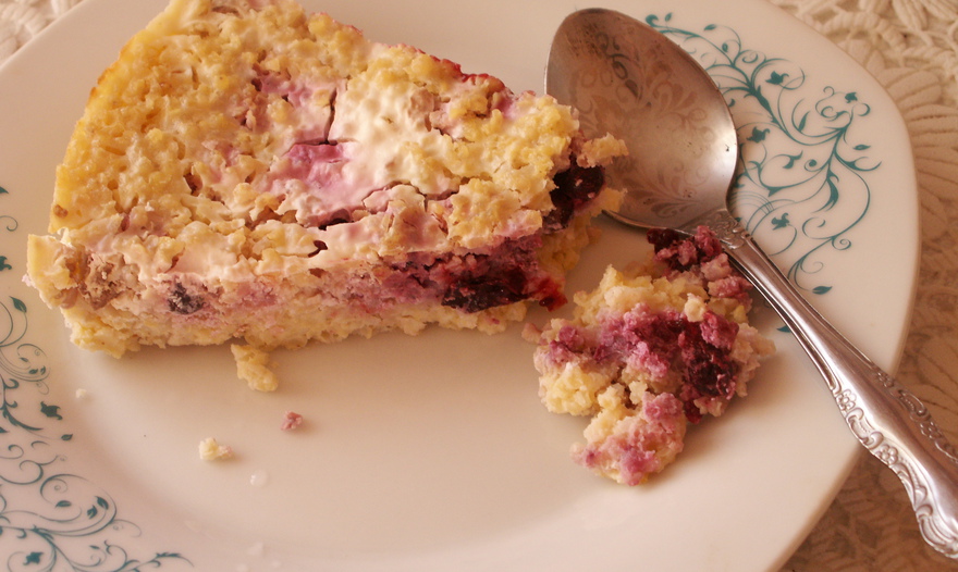 Запеканка из пшенки с ягодами и орехами