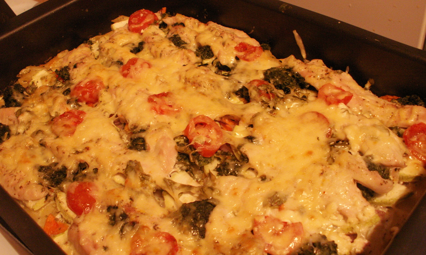 Курица, запеченная с макаронами и овощами