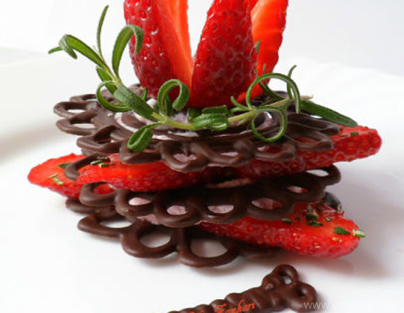 Клубника на шоколадных пластинах со взбитыми сливками и розмарином