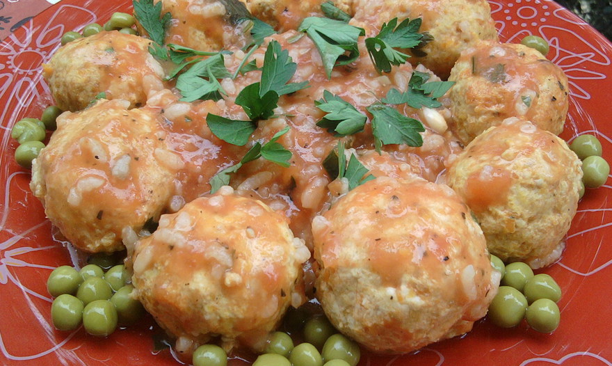 Тефтельки из индейки с рисом и томатным соусом