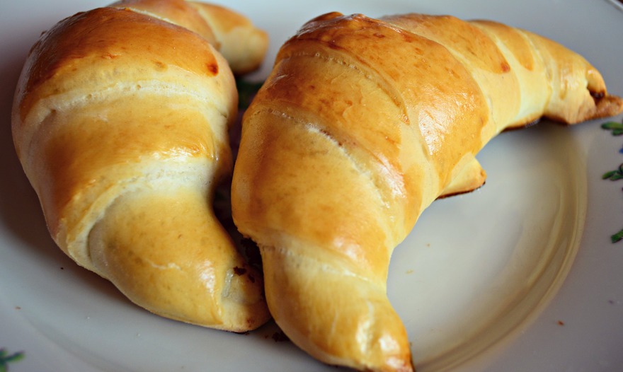 Воздушные круассаны с шоколадом к завтраку