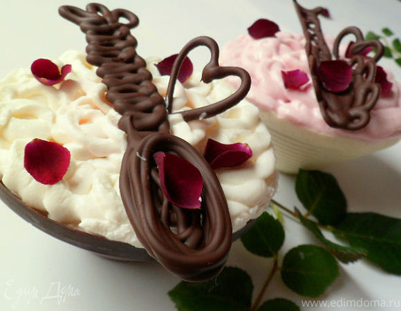 Шоколадные ложки и шоколадные корзинки с малиновым творогом и лепестками роз