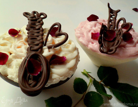 Шоколадные ложки и шоколадные корзинки с малиновым творогом и лепестками роз