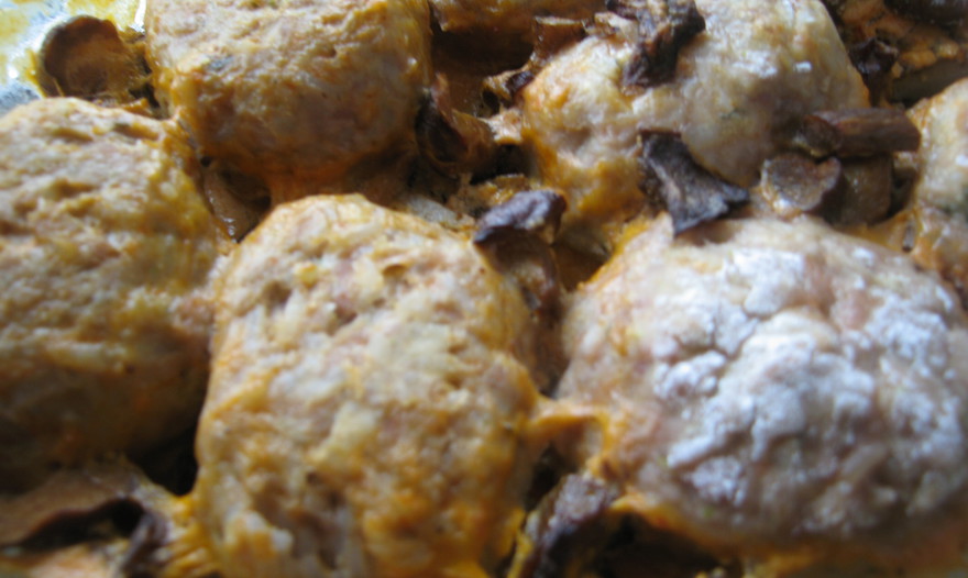 Нежнейшие тефтели с овощами под сметанно-грибным соусом