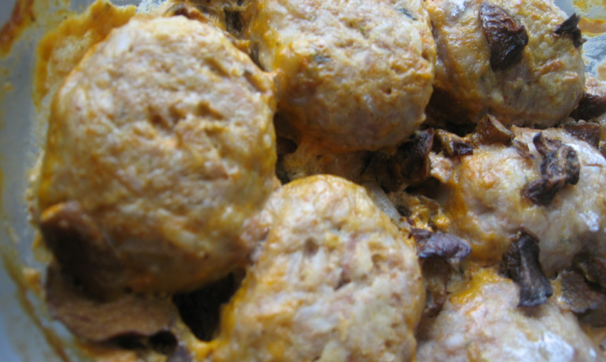 Нежнейшие тефтели с овощами под сметанно-грибным соусом