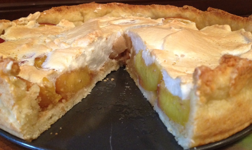 Сливовый тарт из творожного теста с меренгой