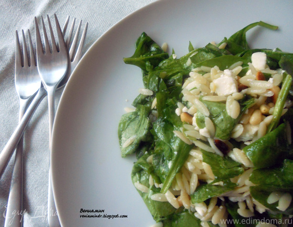 Салат со шпинатом, орзо и фетой
