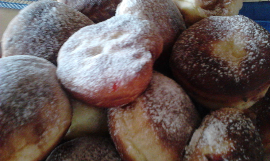 Донаты с малиновым джемом