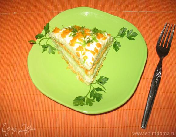 Вариант 1: Классический торт из кабачков (рецепт с зеленью, помидорами и сметаной)