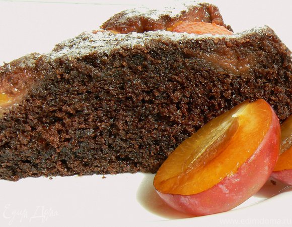 шоколадный пирог со сливой