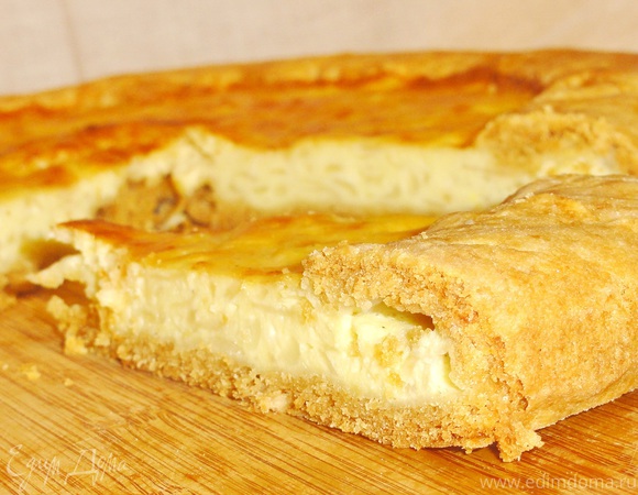 Луковый пирог с плавлеными сырками и сосисками - кулинарный рецепт.