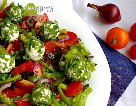 Салат с томатами, перцем, маслинами и шариками из рикотты