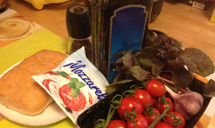 Теплый салат из помидоров с моцареллой и чесноком