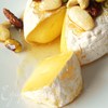Запеченный сыр бри с глазироваными орехами