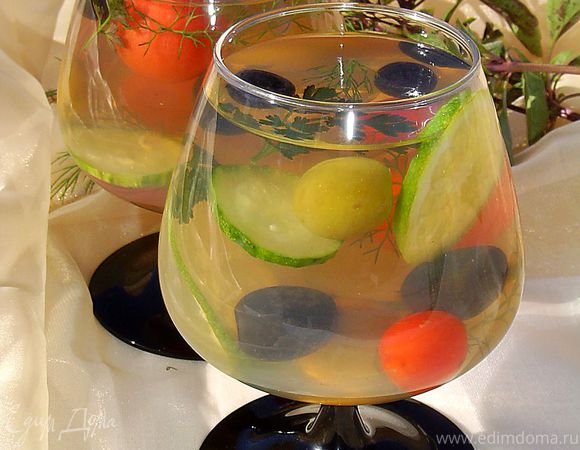 Овощной салат в желе с оливками и маслинами