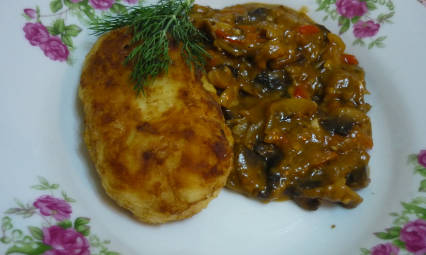 Назад в СССР: Картофельные котлеты с грибным гуляшом