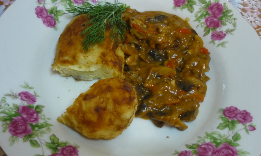 Назад в СССР: Картофельные котлеты с грибным гуляшом