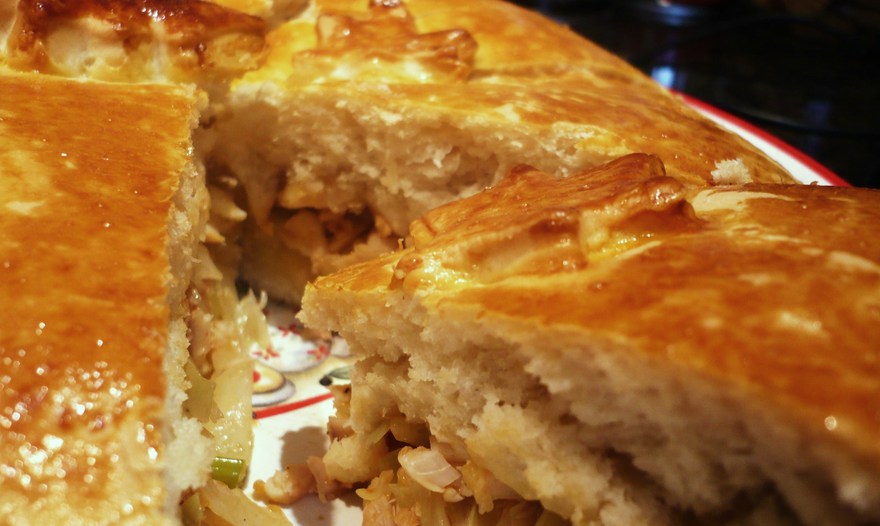 Угощаем черную водяную змею: Пирог с рыбой и капустой от А.П. Чехова по-особому