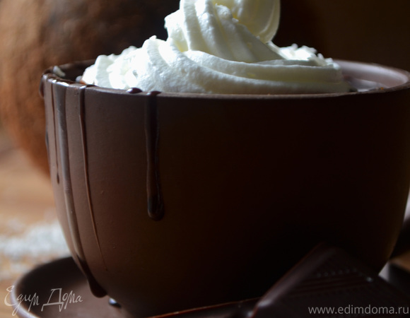 Кокосово-ванильный горячий шоколад со взбитыми сливками