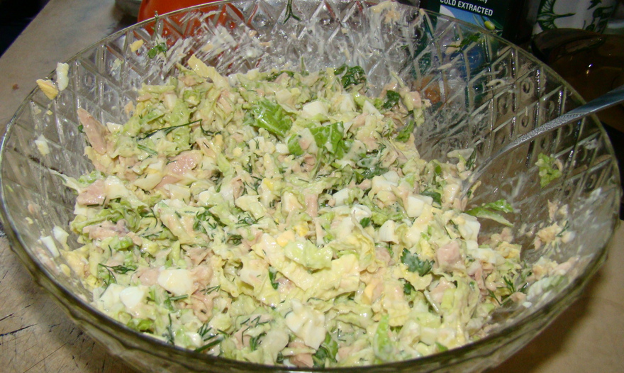 Салат из пекинской капусты с консервированым тунцом