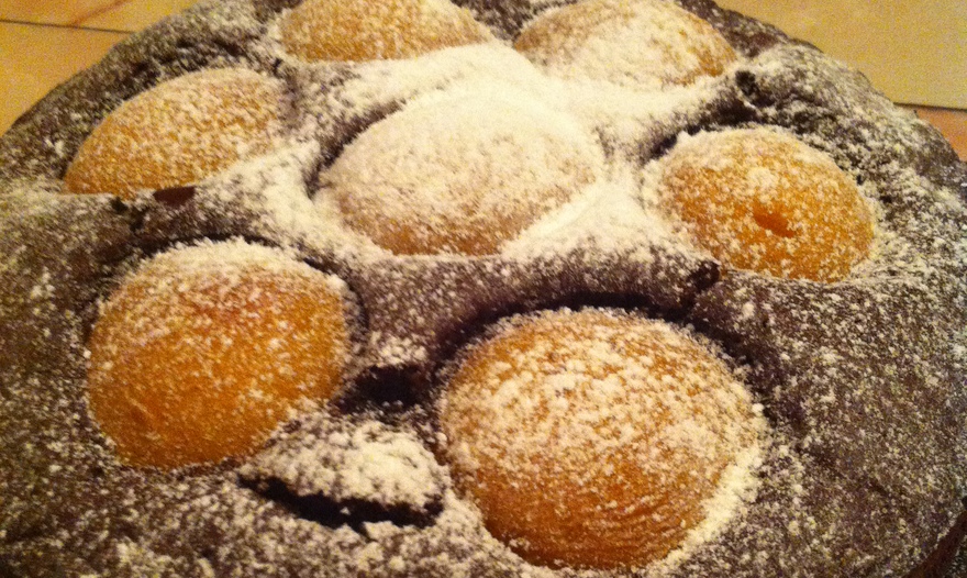 Острый шоколадный торт со сливами и чили (Torta piccante di cioccolato e prugne)