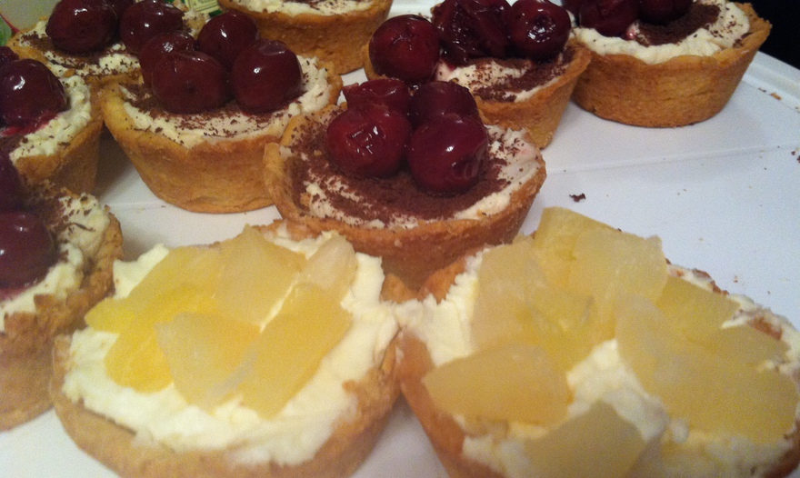 Тарталетки с лаймовым маскарпоне и ромовой вишней