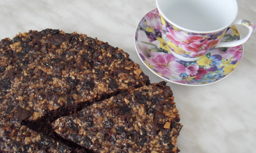 Шоколадно-ореховый пирог с черносливом