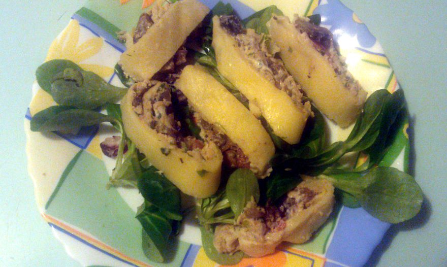 Сырный рулет с курицей, фисташками и черносливом