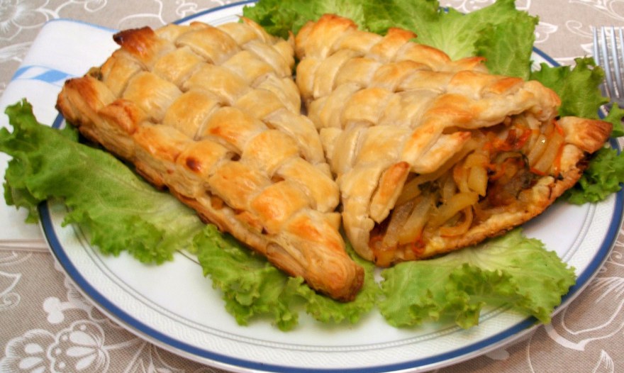 Конвертики из слоеного теста с начинкой из рыбы и овощей