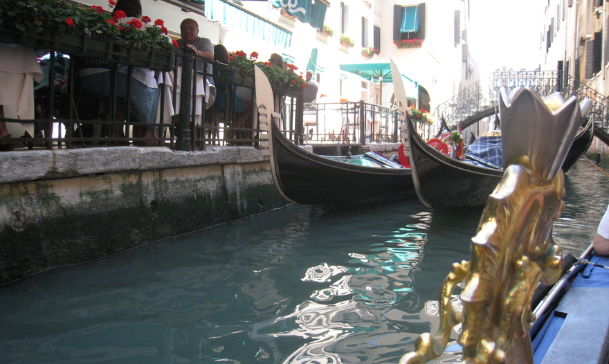 «Солнце» из слоеного теста с рикоттой и шпинатом 