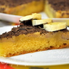 Пирог с бананами и сливочно-карамельным соусом и шоколадом