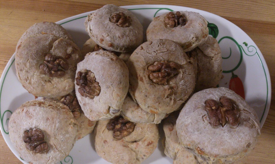 Английские булочки с грецкими орехами и сыром 