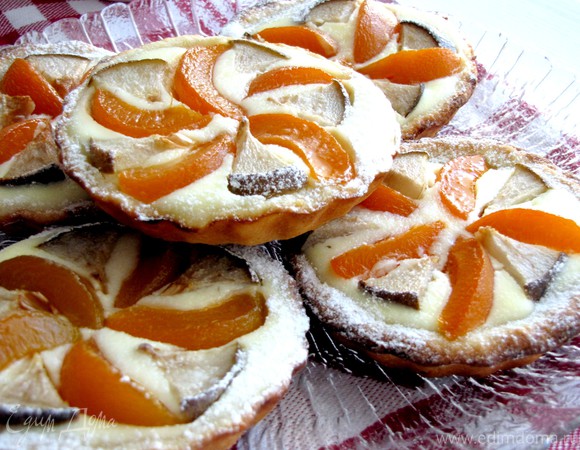Корзиночки с персиками, грушами и сырным кремом