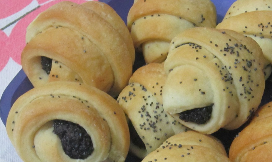 Булочки с черносливом и маком