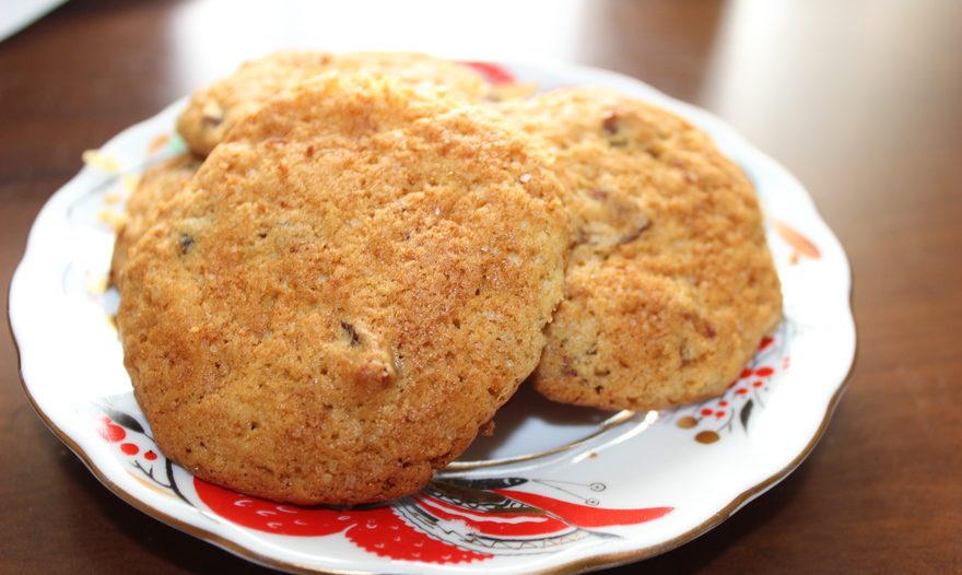 Бисквитное печенье из кукурузной муки с изюмом 