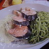 Стейки лосося на зеленых тальятелле под щавелевым соусом