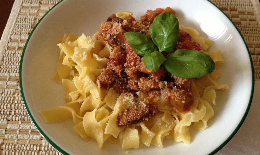 Паста с баклажанами в томатном соусе с красным вином