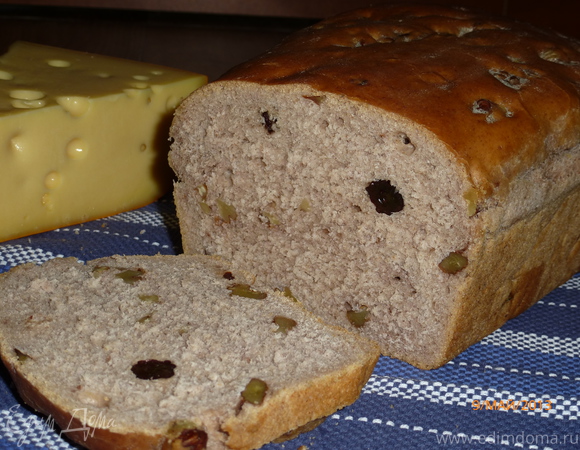 Французский хлеб на красном вине, с орехами и изюмом