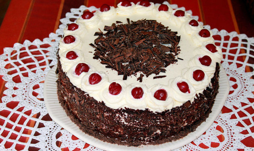 Торт с вишней и черносливом