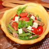 Кранч-салат с тунцом в съедобной тарелке