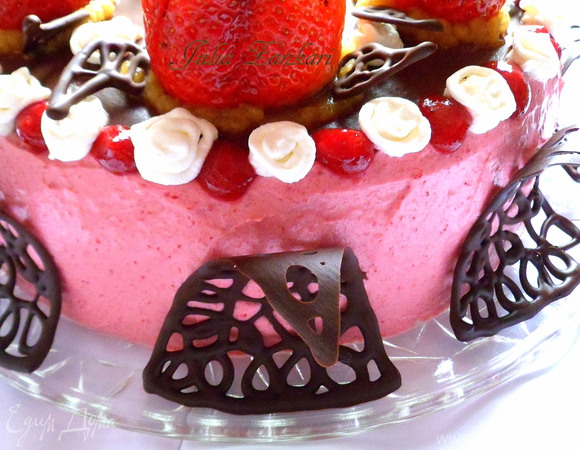 Торт с фруктово-ягодной начинкой и клубникой