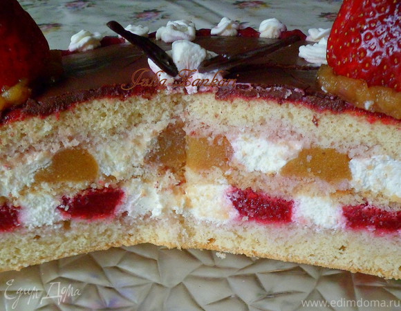 Торт с фруктово-ягодной начинкой и клубникой