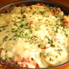 Картофель, запеченный в сметанном соусе с ветчиной, огурчиками, помидорами и сыром